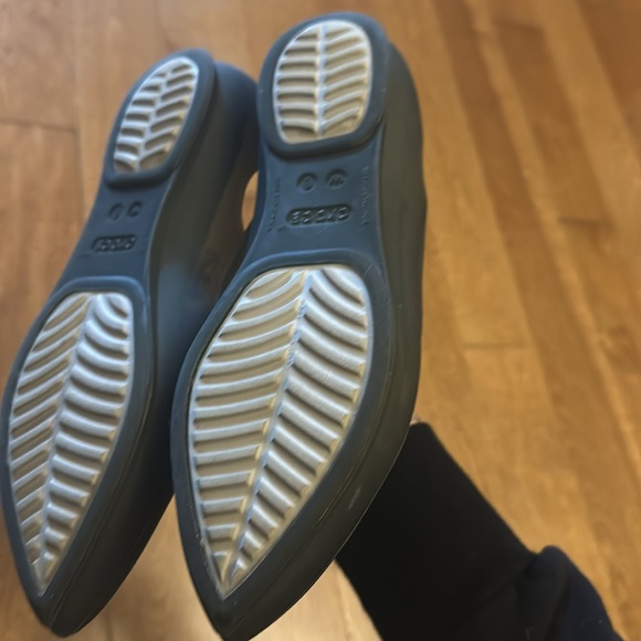 Croc women’s slip on black size 6 pointy toe flat - Picture 2 of 3